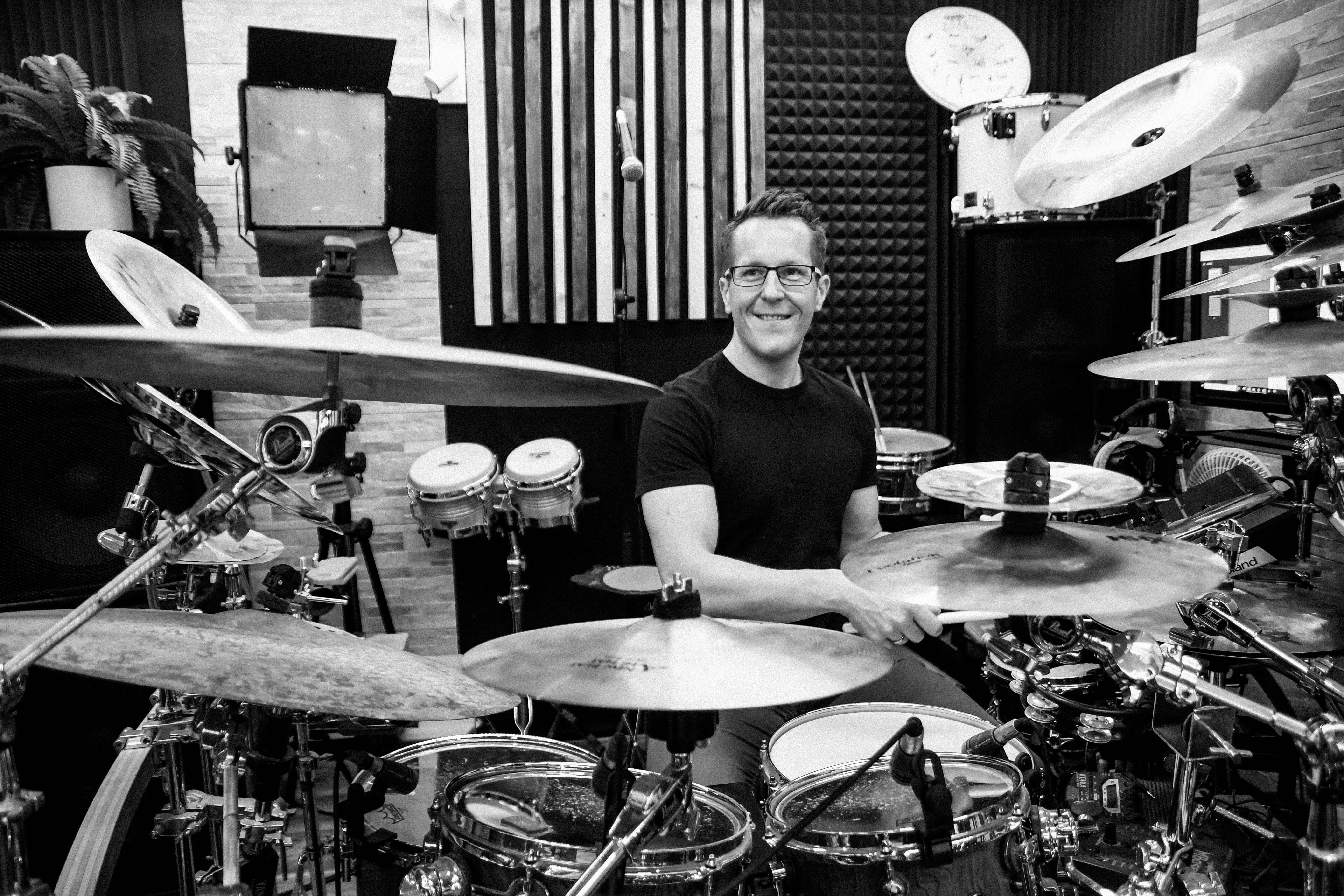 Daniel am Schlagzeug in seinem Studio